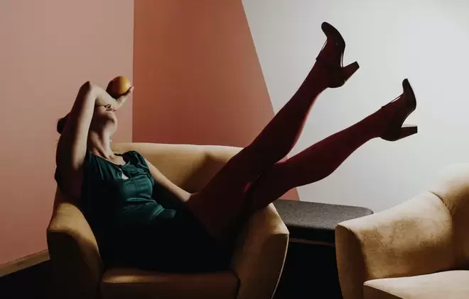 Mladá žena s kŕčovými žilami na nohách